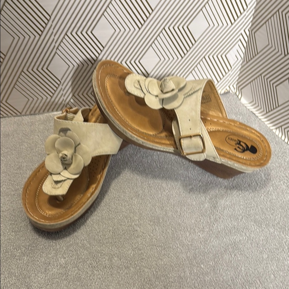 GC Shoes blossom sandals Women's size 9 Cream Sandals with Floral‎ Accent wedge